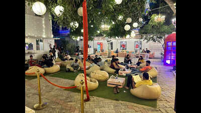 पटना के कैफे सौंदर्यात्मक सामाजिक केंद्रों में तब्दील हो गए हैं; युवा भीड़ पारंपरिक खाद्य पदार्थों के बजाय गहन अनुभवों की तलाश में है।