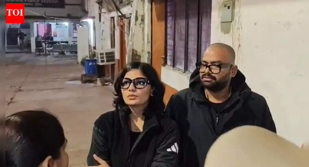 ‘Criticising the PM should not lead to FIRs’: Neha Singh Rathore after Hazratganj police visit