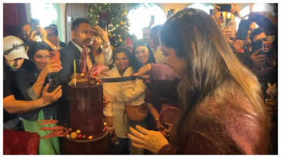 दीपिका पादुकोण ने प्रशंसकों के साथ मनाया जन्मदिन; 'ओम शांति ओम' के गाने 'आंखों में तेरी' पर केक काटा - देखें