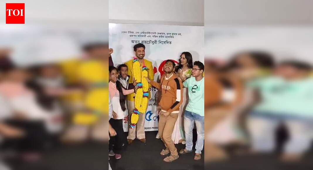 Dev along with other cast members of Projapoti 2 at a press conference