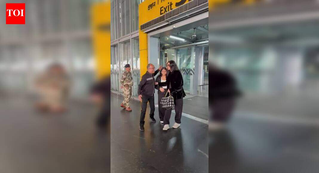 Sushmita Sen and her daughter was spotted in Kolkata