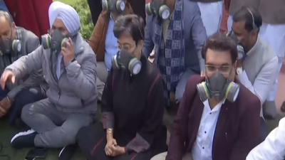 AAP holds protest in Delhi Assembly premises over rising air pollution