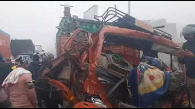 2 dead, 4 injured in 6-vehicle pile up in Agra due to dense fog