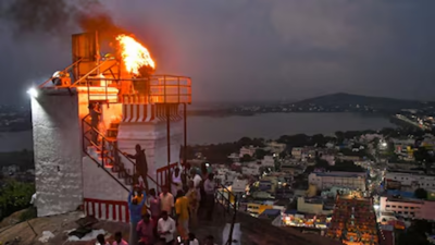  Madras HC upholds order allowing Karthigai Deepam on 'Deepathoon'