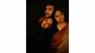 A memory play on family, distance, and loss across generations