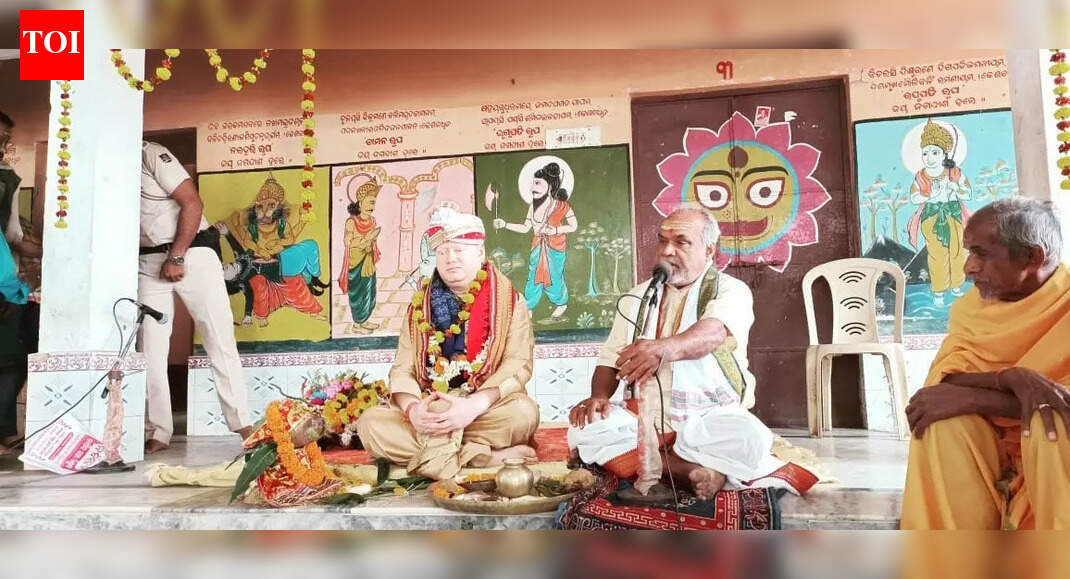 Jagatsinghpur collector crowned king for a day