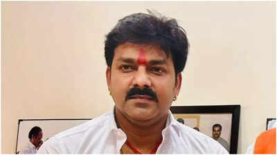 Watch: Viral chaos at Pawan Singh's birthday: Friend Vishal Singh pushed off stage