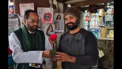To counter ‘hate distribution’ in Ghaziabad, Aligarh residents spread message of peace with roses, pens