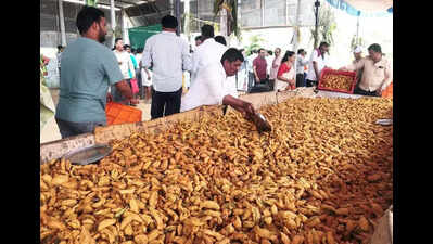 A spicy fare: Devotees’ assn serves 6L mirchi bajjis at Gavisiddeshwara Jatra