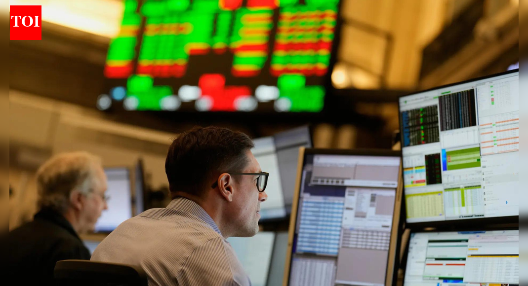 US stocks: Wall Street edges higher on tech, healthcare gains; investors eye key economic data