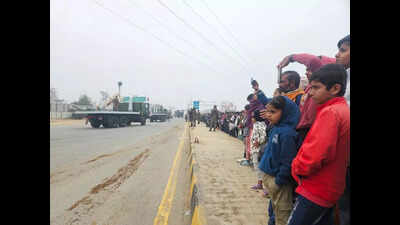 Jaipur residents brave cold, fog to watch Army Day parade rehearsals at Mahal Road