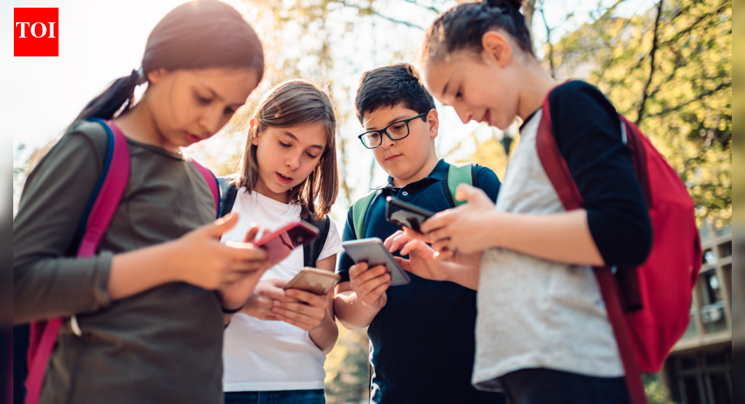Kids are spending more time on their phones during school, a new study reveals