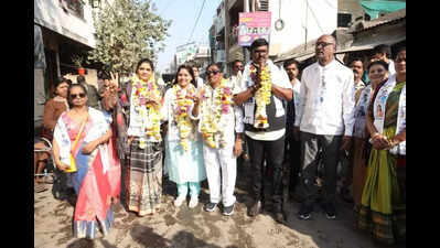 In Sena (UBT) stronghold, official candidate and rebel share stage