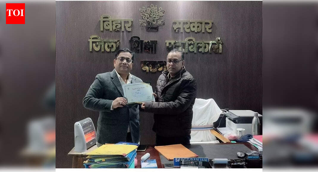 Maner teacher wins excellence award