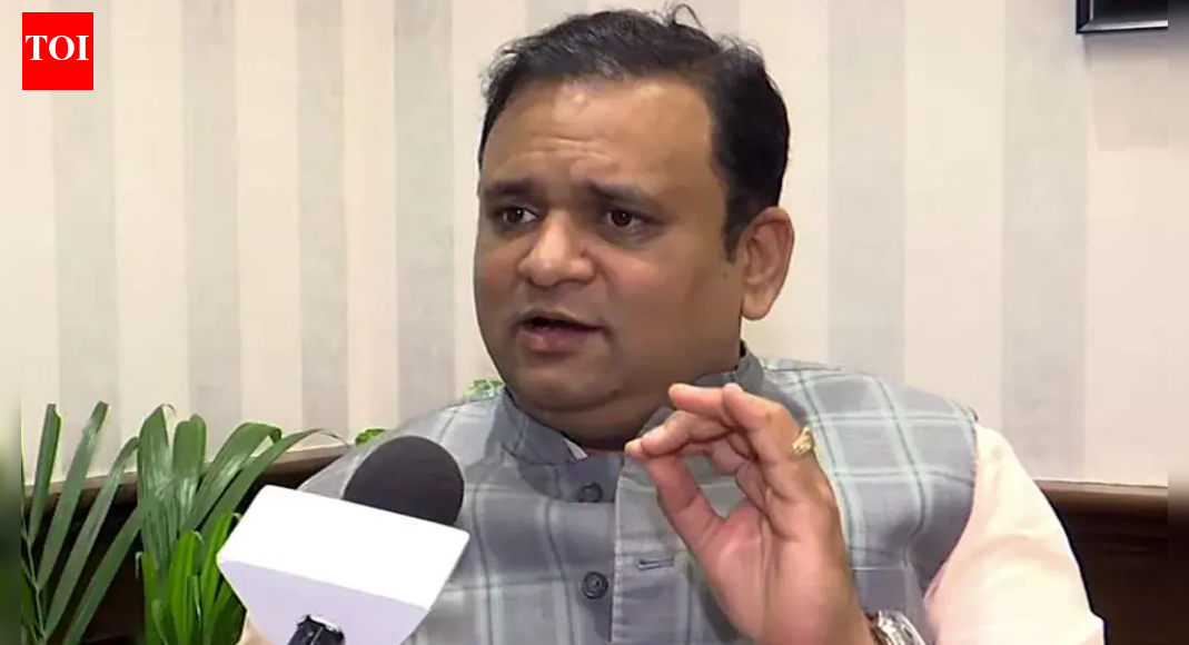 ‘Offered crores, tenders, flat to quit race’: BMC poll independent candidate alleges pressure from Speaker Rahul Narvekar to withdraw nomination