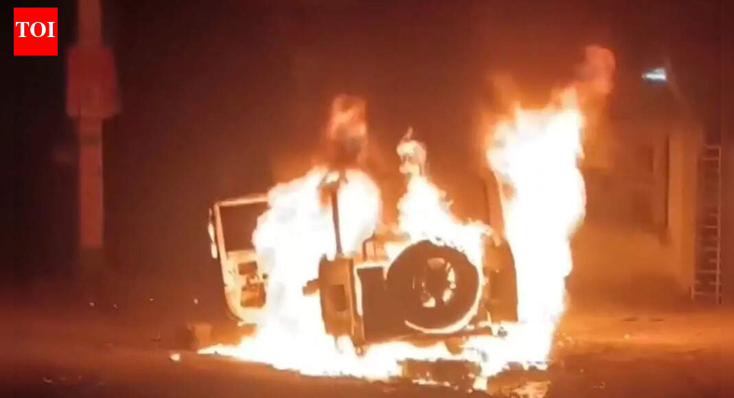 Bihar: SUV rams multiple vehicles near Gola Road in Patna, 4 injured; locals set car ablaze