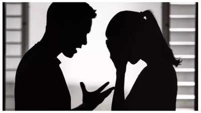 சிசிலியில் உணவருந்தும்போது கேமராவில் மோசடி செய்த நபர் பிடிபட்டார், 'தனியுரிமையை மீறியதற்காக' உணவகத்திற்கு எதிராக வழக்குத் தாக்கல் செய்தார்