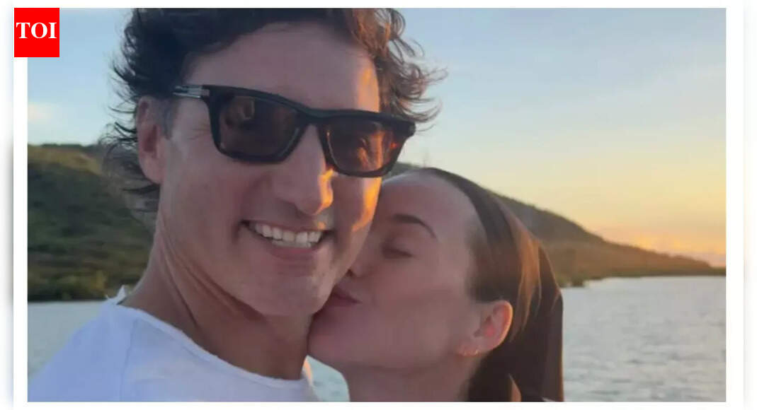 Love is in the air: Justin Trudeau and Katy Perry cozy up in new holiday pics