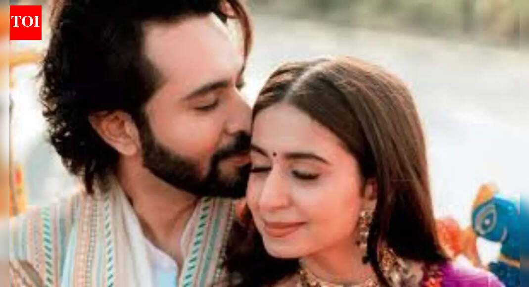 Dhruvin Shah and Kinjal Dave’s Maldives vacation photos melt hearts, fans call them 'favourite couple'