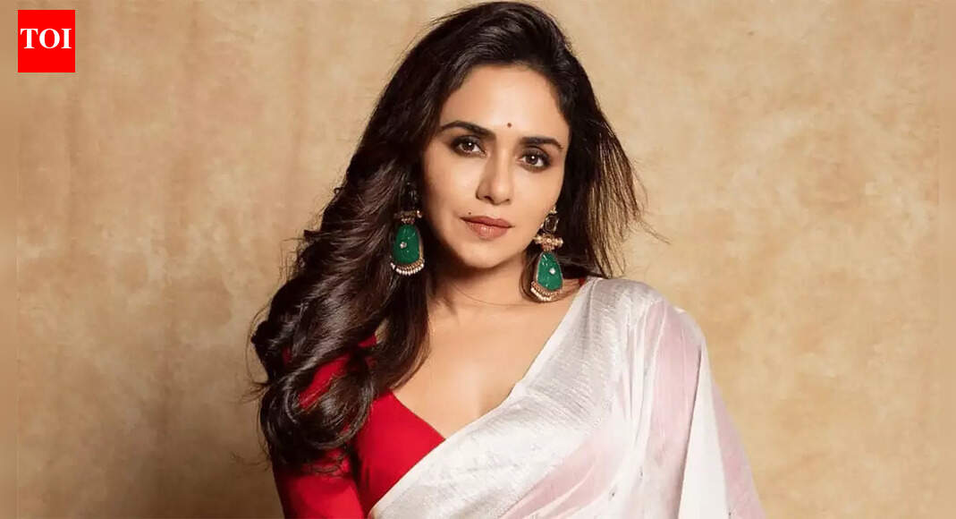 Amruta Khanvilkar shines at 'Taskaree' trailer launch, hails the experience of working with Neeraj Pandey 'phenomenal'