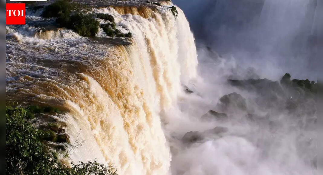 This waterfall is called ‘The Smoke That Thunders’ and the reason is wild