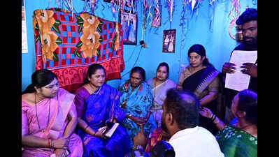 State BJP Mahila Morcha prez visits party worker’s house in Hubballi