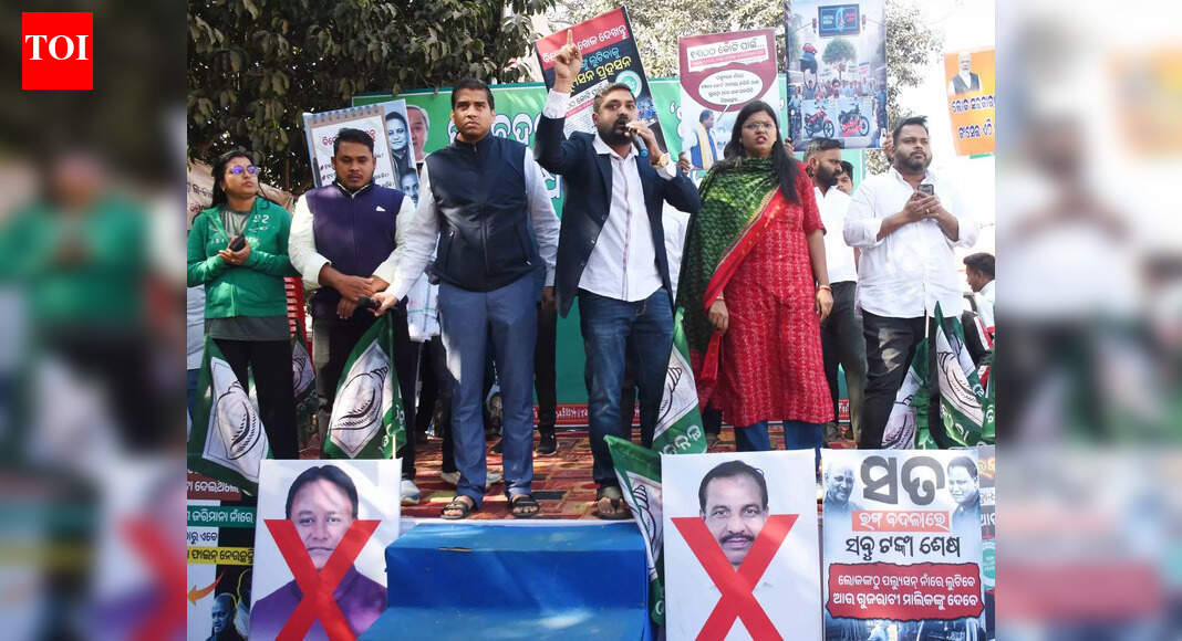 BJD youth, student wings stage protest against PUCC policy