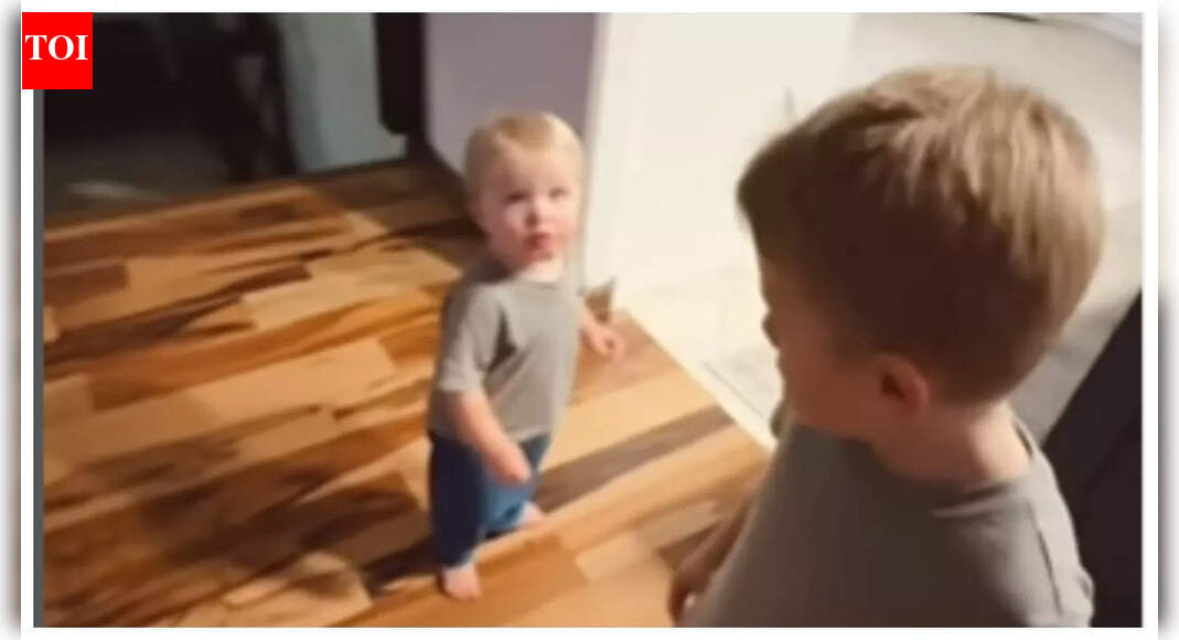 दो बच्चों की मां सोते समय मूवी देखने घर से निकली, पति ने रिकॉर्ड किया बच्चों का इमोशनल रिएक्शन; इंटरनेट को पिघला देता है