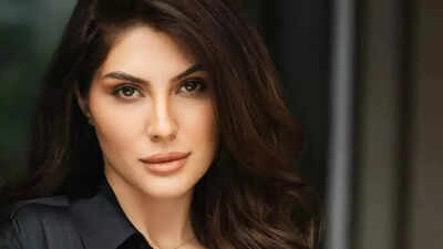 Elnaaz Norouzi says she is still an outsider in Bollywood; she admits LOSING roles often