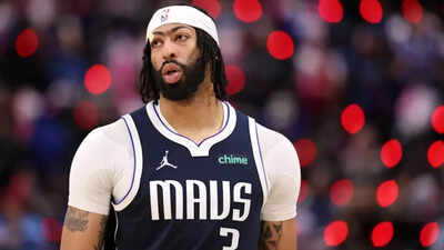 “Too delicate”: Fans react to Anthony Davis’s hand injury in Mavs' close loss to Jazz