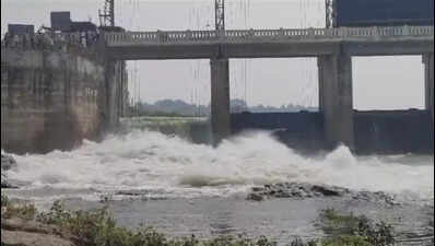 Repair of damaged crest gate at Hipparagi barrage under way on war footing