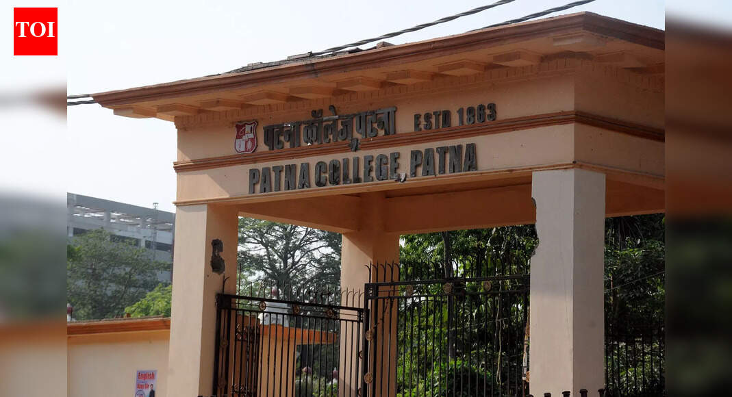 Patna College felicitates toppers, retired staff on foundation day ...