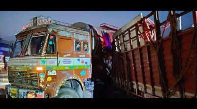 Truck-van accident causes tiles to shift, 3 workers crushed to death