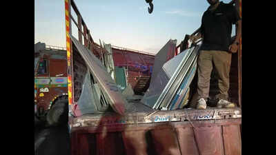 Truck-van accident causes tiles to shift, 3 workers crushed to death