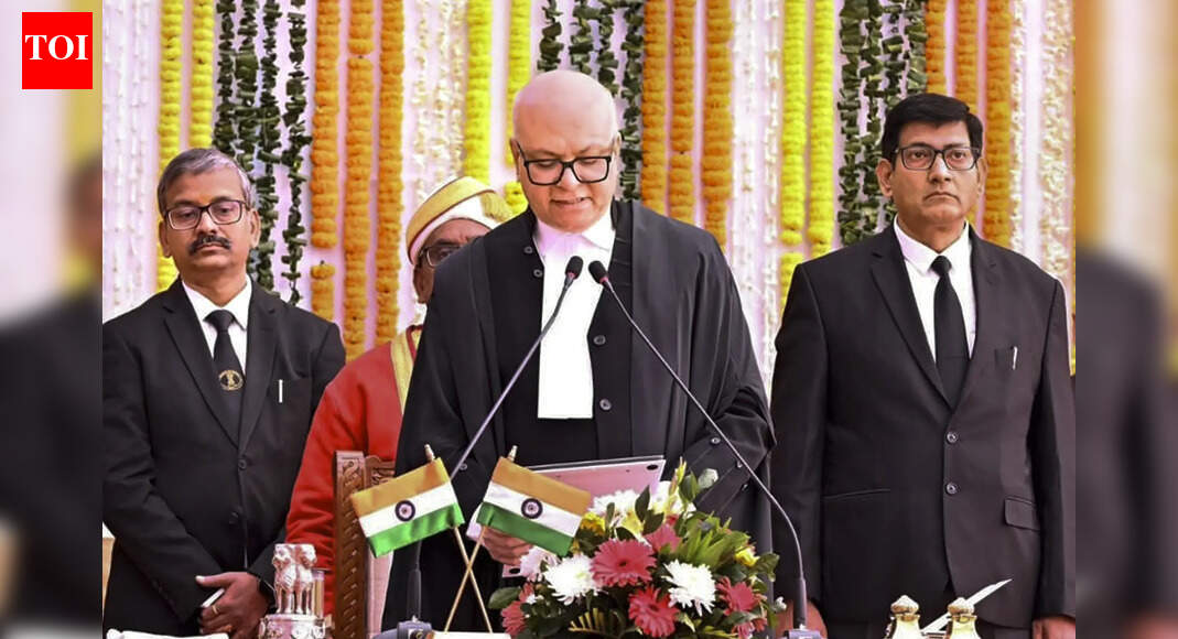 Jharkhand HC Chief Justice Sonak takes oath of office at Lok Bhavan