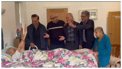 மறுபுறம் சந்திப்போம்: மனதைக் கவரும் காணொளி முதியவரை அவரது நண்பர்கள் கடைசியாகப் பார்க்கச் சென்றதைக் காட்டுகிறது; 'தேரே ஜெய்சா யார் கஹான்' பாடுங்கள்