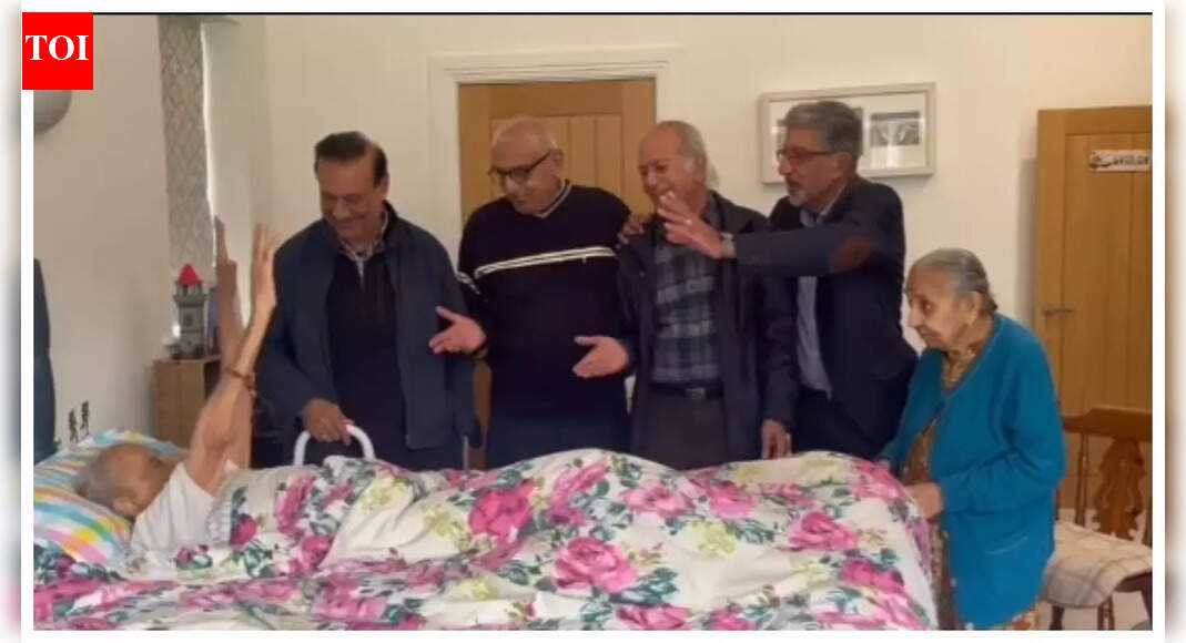 See you on the other side: Heartwarming video shows old man being visited by his friends for the last time; sing 'tere jaisa yaar kahan'