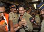 SRK detained @ NY airport for 2 hours