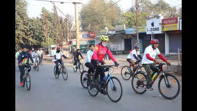 Fitness rally flexes Malkhamb artistes from Chhattisgarh with TV, sports stars