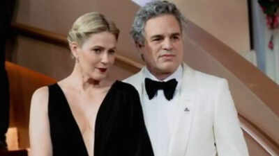  Mark Ruffalo, Wanda Sykes and other stars wear 'BE GOOD' pins protesting ICE