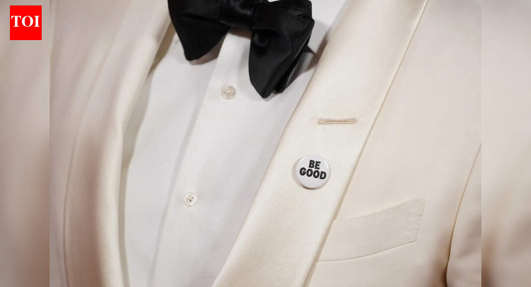 Golden Globes red carpet: Mark Ruffalo, Wanda Sykes and other stars wear 'BE GOOD' pins protesting ICE