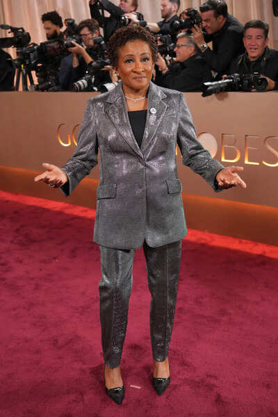  Mark Ruffalo, Wanda Sykes and other stars wear 'BE GOOD' pins protesting ICE