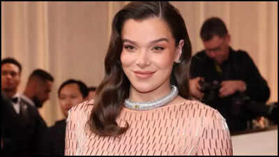 'Sinners' star Hailee Steinfeld debuts her baby bump on Golden Globes red carpet - PICS