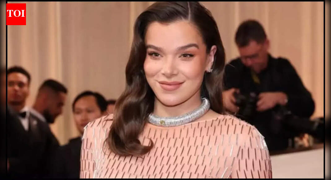 'Sinners' star Hailee Steinfeld debuts her baby bump on Golden Globes red carpet - PICS