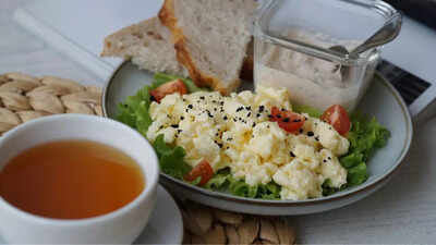 காலை உணவு, மதிய உணவு அல்லது இரவு உணவிற்கு வேலை செய்யும் 10 துருவல் முட்டை ரெசிபிகள்