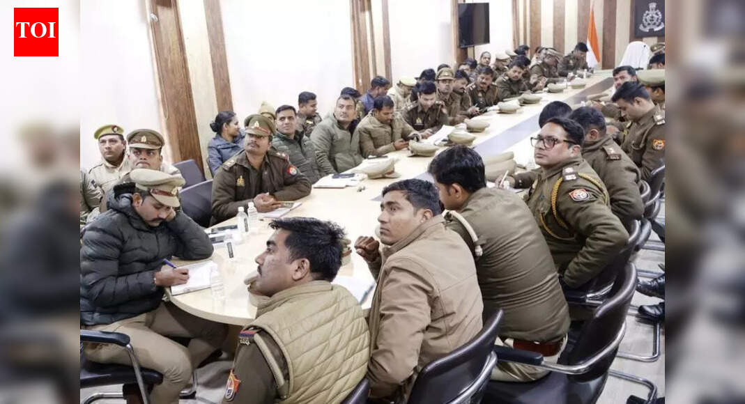 1st batch from Lucknow Police trains in latest social media tools