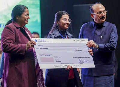 Delhi CM distributes Rs 25.25 crore scholarships to 1,709 students