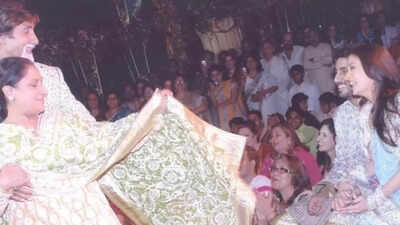 Jaya Bachchan dances with Amitabh Bachchan in unseen PICS from Abhishek Bachchan and Aishwarya Rai's wedding, the couple holds hand and smiles wide