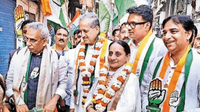  Congress candidate Nassima Juneja in Kamathipura promises redevelopment push