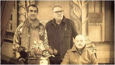 Boman Irani drops pictures from the sets of 'Khosla Ka Ghosla 2' as they shoot in Delhi; captions, 'Aap party hai ya broker'